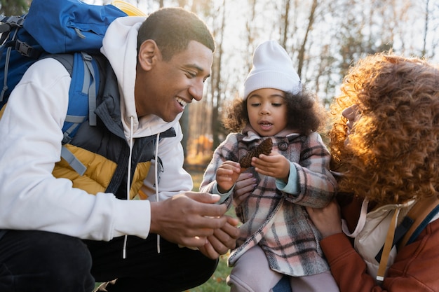 Jeune famille profitant de voyages