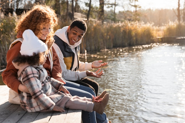 Jeune famille profitant de voyages