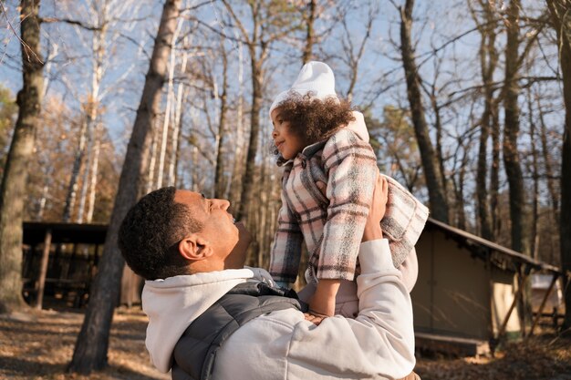 Jeune famille profitant de voyages