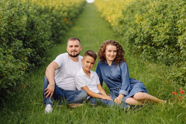 Jeune famille à la recherche en marchant dans le jardin