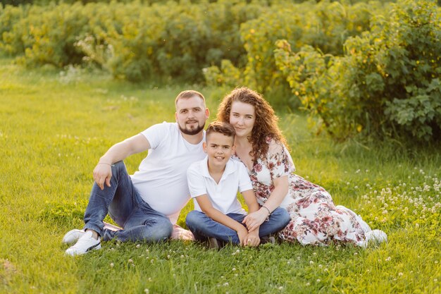 Jeune famille à la recherche en marchant dans le jardin