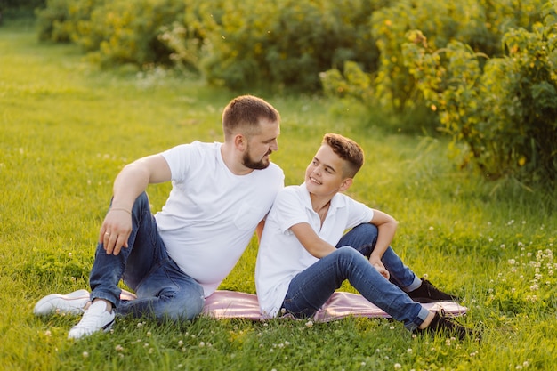 Jeune famille à la recherche en marchant dans le jardin