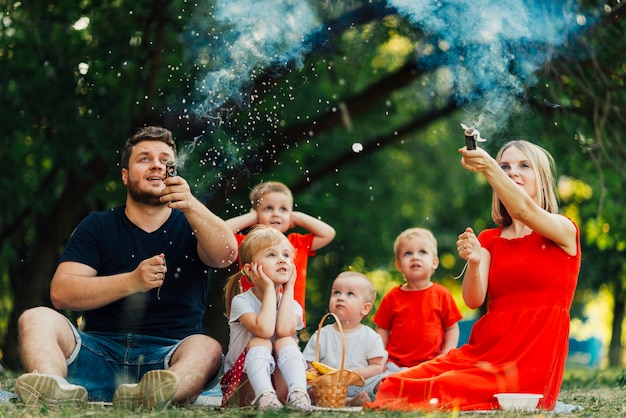 Jeune famille s&#39;amuser avec des confettis