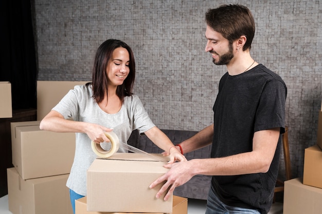 Jeune famille se préparant à la réinstallation