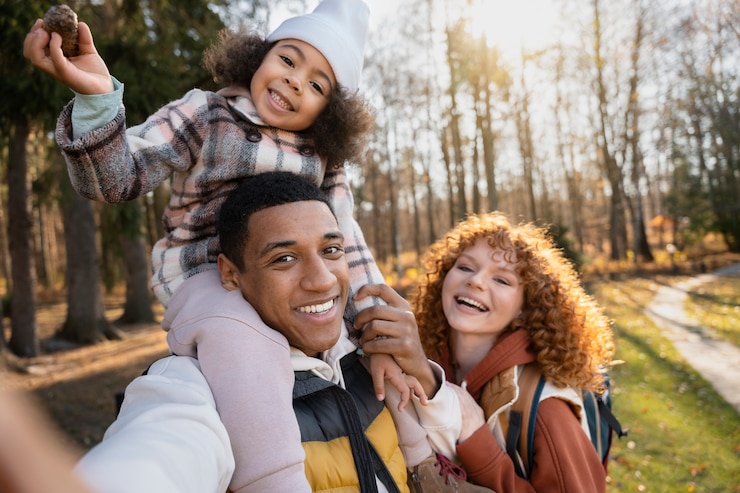 Photo gratuit une jeune famille en train de faire des voyages.