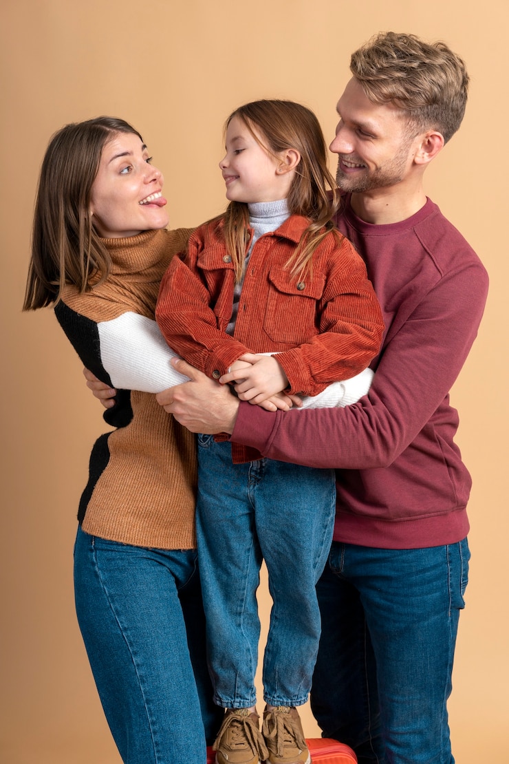 Photo gratuit jeune famille de trois personnes posant ensemble avant de voyager