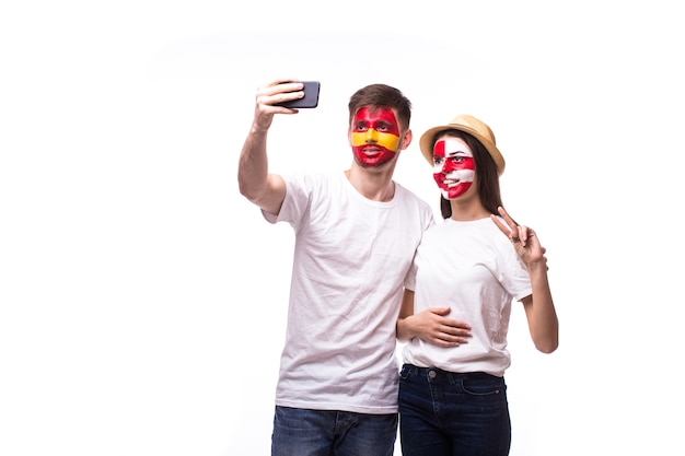 Jeune fan de football espagnol et croate prendre selfie isolé sur mur blanc