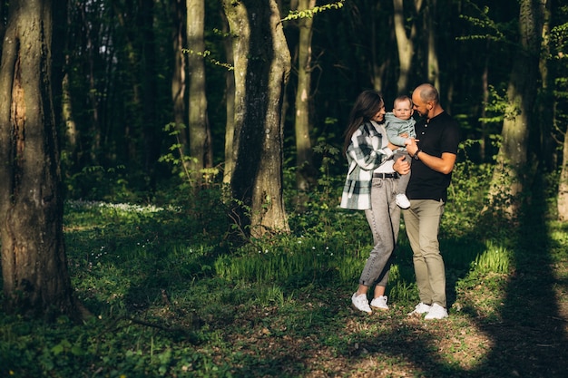 Jeune fanily avec petite fille dans la forêt