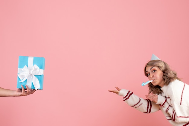 jeune femelle acceptant le cadeau du mâle sur rose