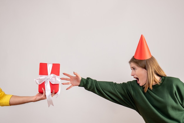 Jeune Femme Acceptant Présent De Mâle Sur Blanc