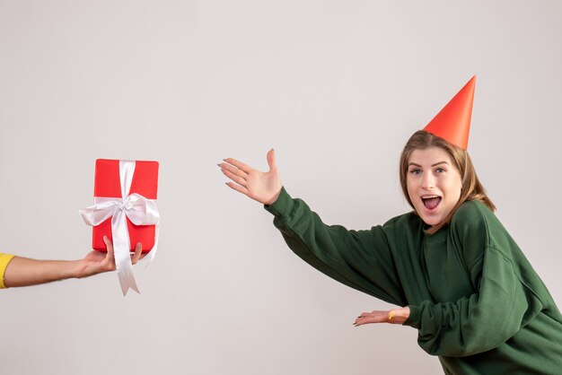 jeune femme acceptant présent de mâle sur blanc