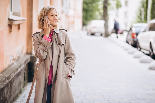 Jeune, femme, achats, ligne, téléphone