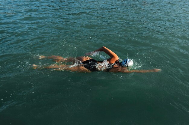 Jeune femme active appréciant la natation