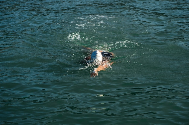 Jeune femme active appréciant la natation