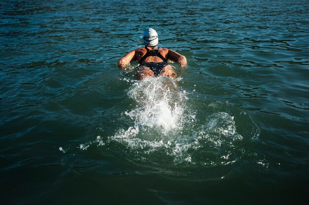 Jeune femme active appréciant la natation