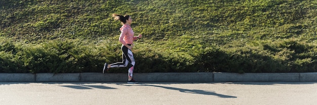 Jeune femme active jogging en plein air