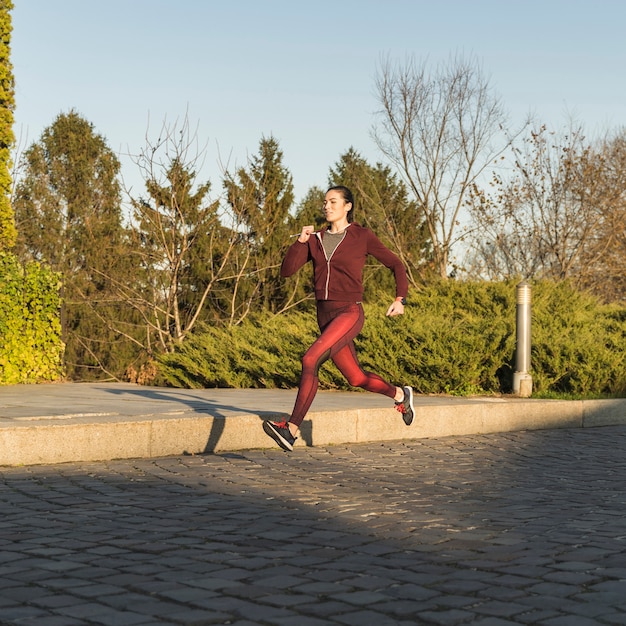 Photo gratuite jeune femme active s'entraînant en plein air