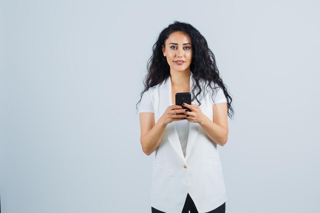 Jeune femme d'affaires à l'aide d'un téléphone