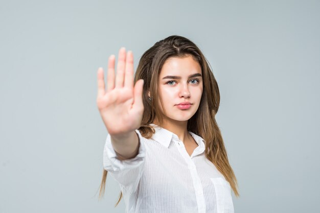 Jeune, femme affaires, arrêt, main, isolé, blanc