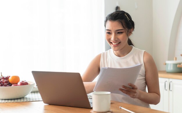 Jeune femme d'affaires asiatique utilisant un ordinateur portable parlant pour une réunion de conférence téléphonique vidéo