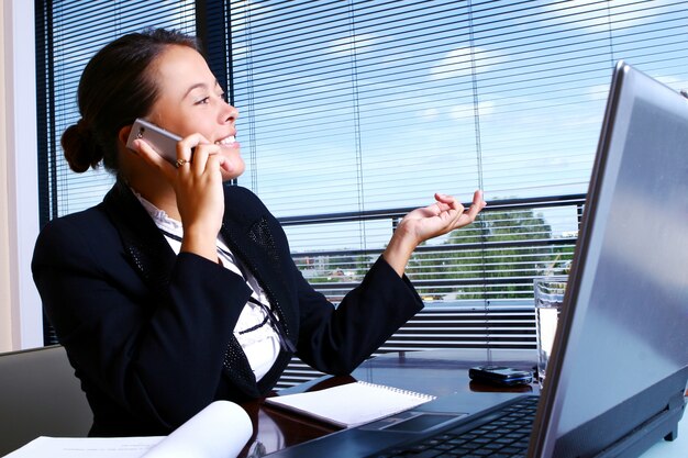 Jeune femme d'affaires au bureau