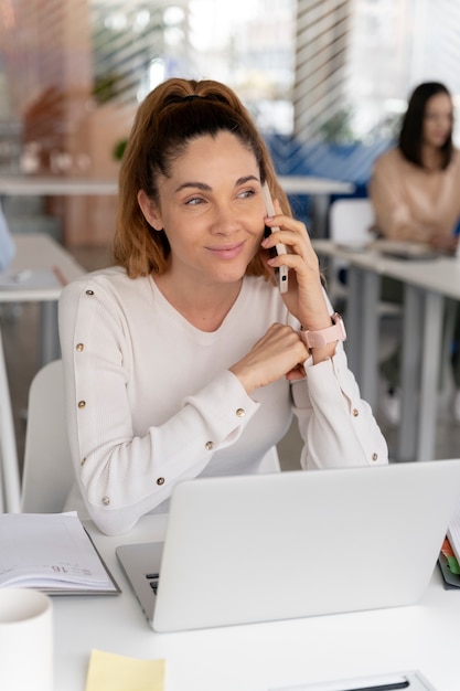 Jeune femme d'affaires au travail au bureau