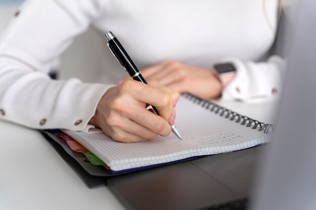 Jeune femme d'affaires au travail au bureau