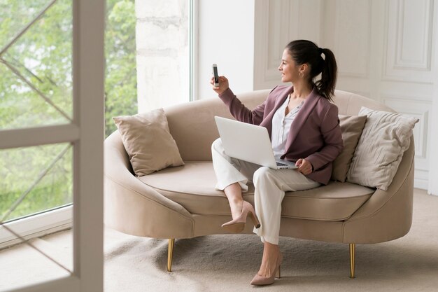 Jeune femme d'affaires ayant un appel vidéo