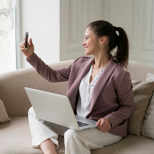 Jeune femme d'affaires ayant un appel vidéo