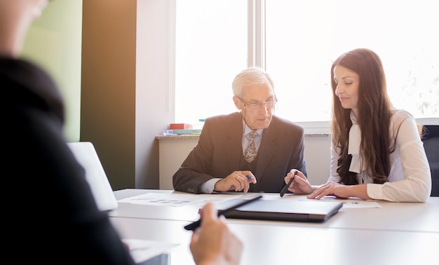 Jeune femme d&#39;affaires ayant une discussion au bureau