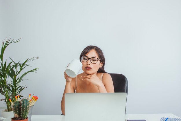 Jeune femme d&#39;affaires avec un café