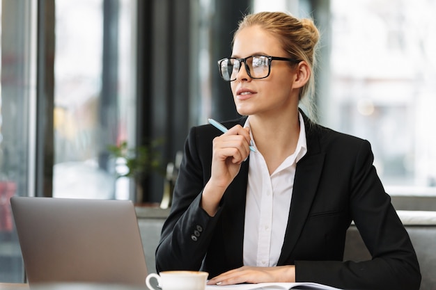 Jeune femme d'affaires concentré