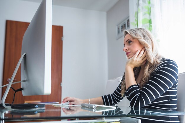 Jeune femme d&#39;affaires contemplé assis au bureau