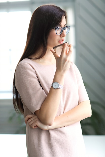 Jeune, femme affaires, conversation téléphone