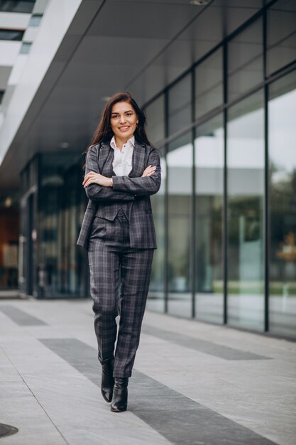 Jeune femme d'affaires en costume élégant par office center