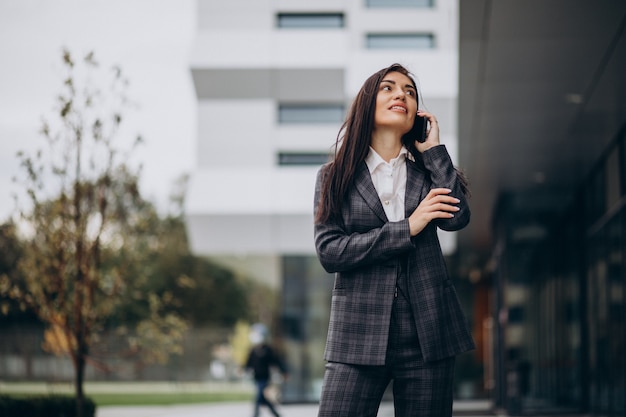 Jeune femme d'affaires en costume élégant par office center