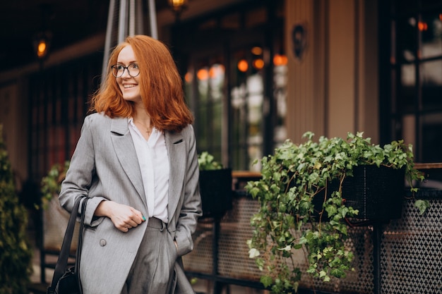 Jeune femme d'affaires en costume gris