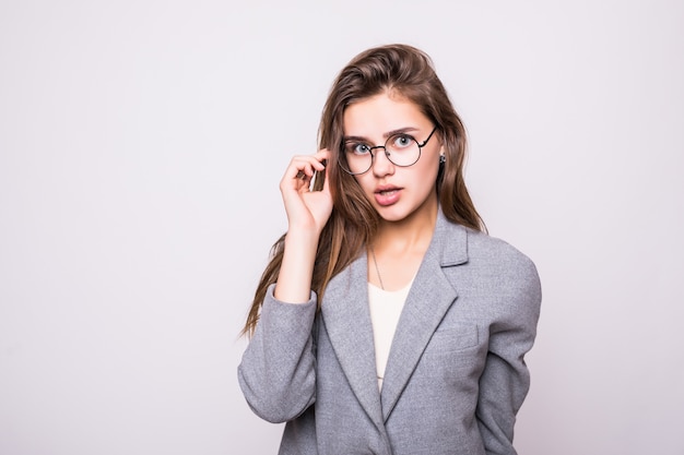 Jeune femme d'affaires dans des verres isolé sur fond blanc