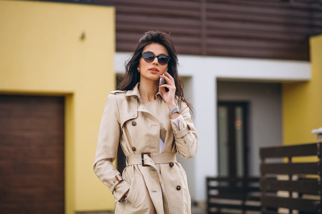 Jeune femme d'affaires à l'extérieur de la maison