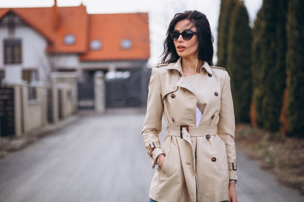 Jeune femme d'affaires à l'extérieur de la maison