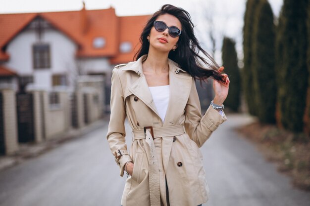 Jeune femme d'affaires à l'extérieur de la maison