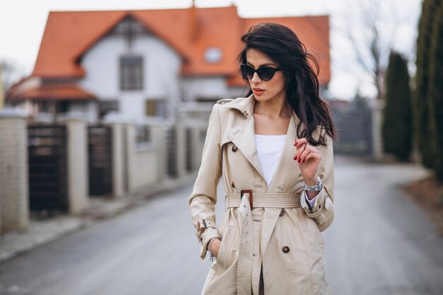 Jeune femme d'affaires à l'extérieur de la maison