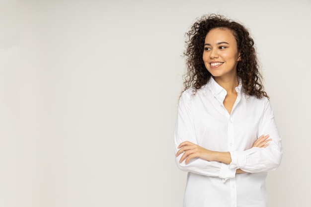 Jeune femme d'affaires sur fond blanc affaires et travail