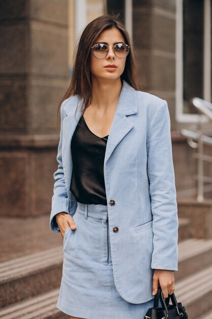 Jeune femme d'affaires habillée en costume bleu