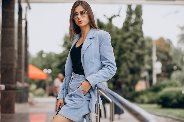 Jeune femme d'affaires habillée en costume bleu