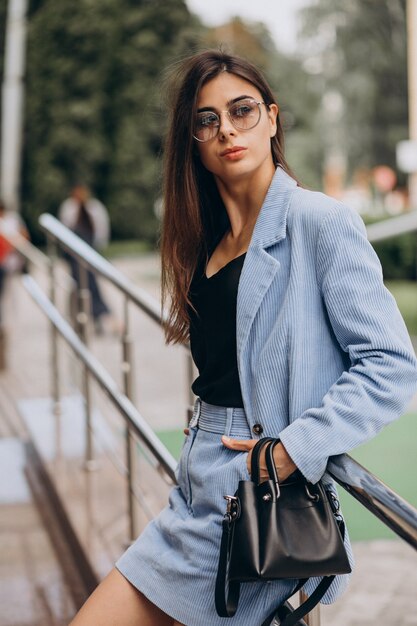 Jeune femme d'affaires habillée en costume bleu