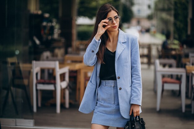 Jeune femme d'affaires habillée en costume bleu