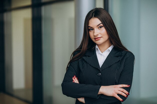 Jeune femme d'affaires à l'intérieur du bureau