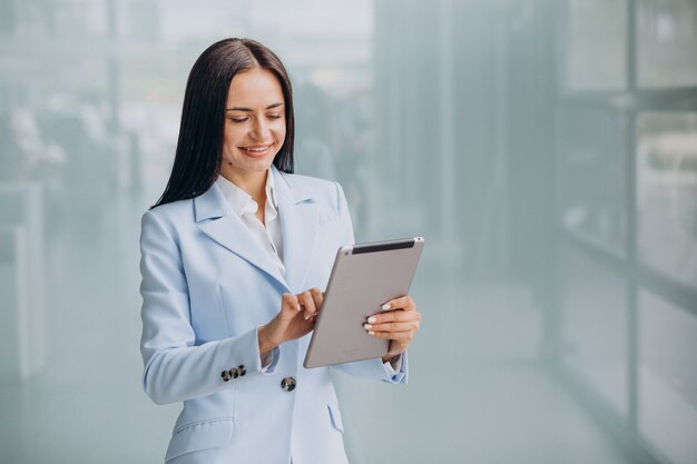 Jeune femme d'affaires isolée tenant une tablette