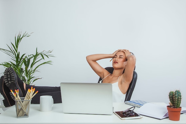 Photo gratuite jeune femme d'affaires avec le mal de tête en repos